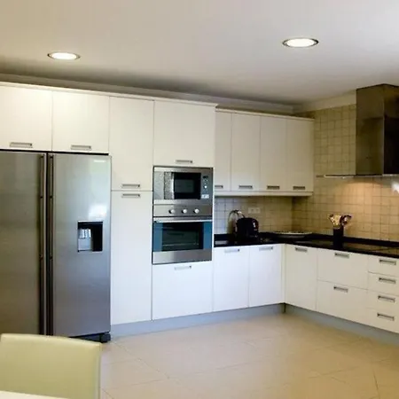 فيلة Ferrarias Sleeps 10 With Pool Air Con And Wifi