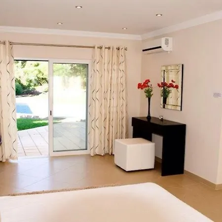 Ferrarias Sleeps 10 With Pool Air Con And Wifi فيلة Ferrarias (Loule)